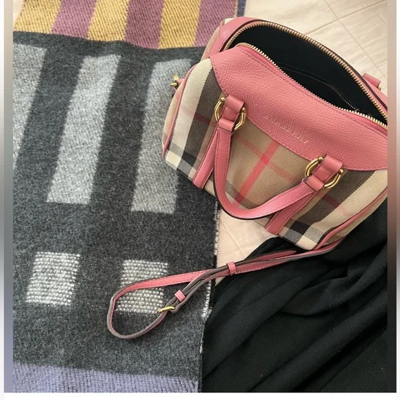 Burberry check mega Scarf. - Picture 4 of 4